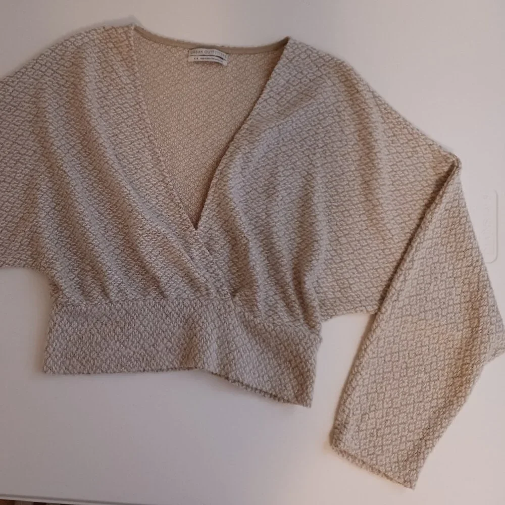 Women's Urban Outfitters Cropped V-Neck Lightweight Long Sleeve Sweater Size Med